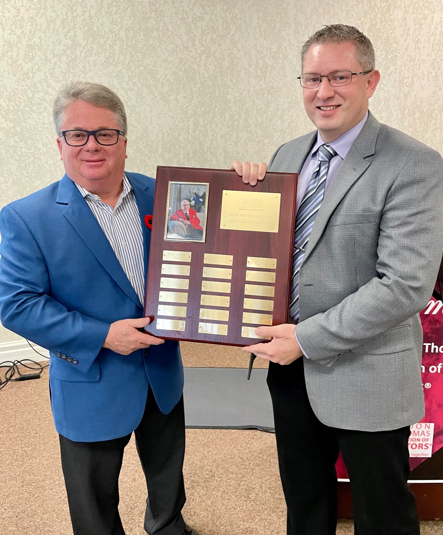 Craig Wood presenting the 2022 Ron Richardson Memorial Award to Dale Marsh